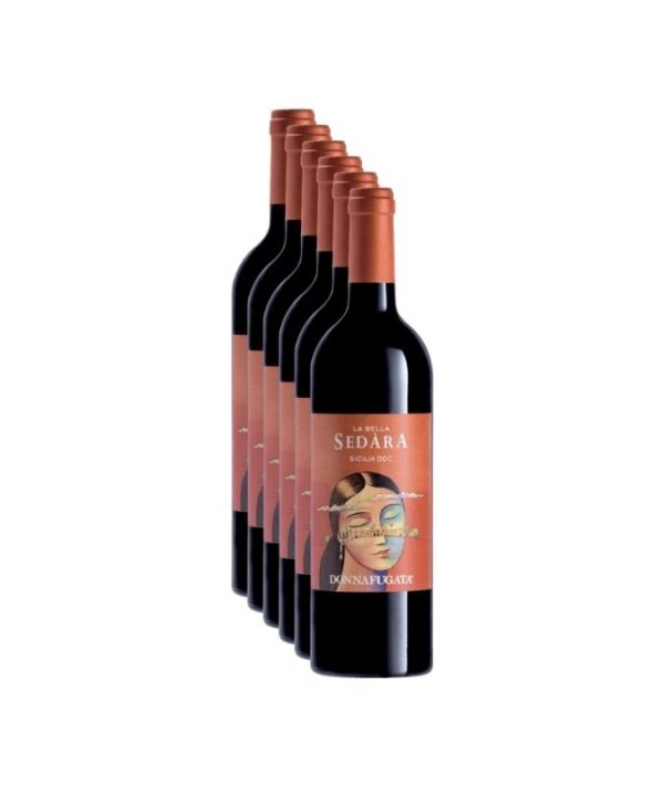 Confezione promozionale da 6 bottiglie di vino rosso Sedàra Donnafugata 2023 su sfondo chiaro.