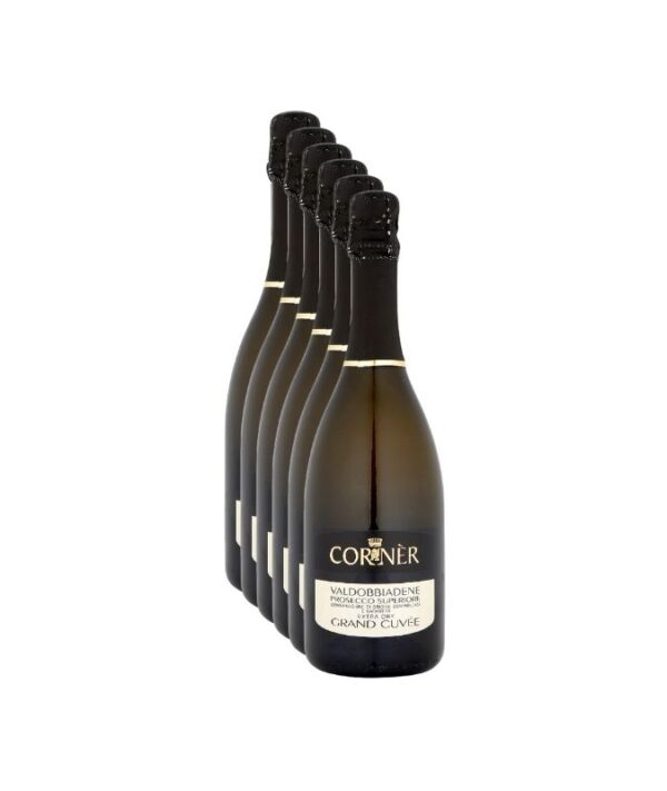 Cassa da 6 bottiglie di spumante Prosecco Superiore Valdobbiadene DOCG Extra Dry Grande Cuvée Corner su sfondo chiaro.