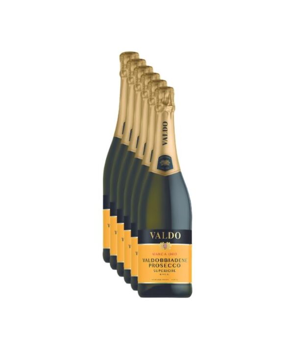 Cassa da 6 bottiglie di spumante Prosecco Superiore Valdobbiadene DOCG Extra Dry Marca Oro Valdo su sfondo chiaro.