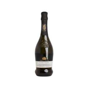 Bottiglia di spumante Prosecco Cartizze Valdobbiadene Superiore DOCG Villa Sandi su sfondo chiaro.